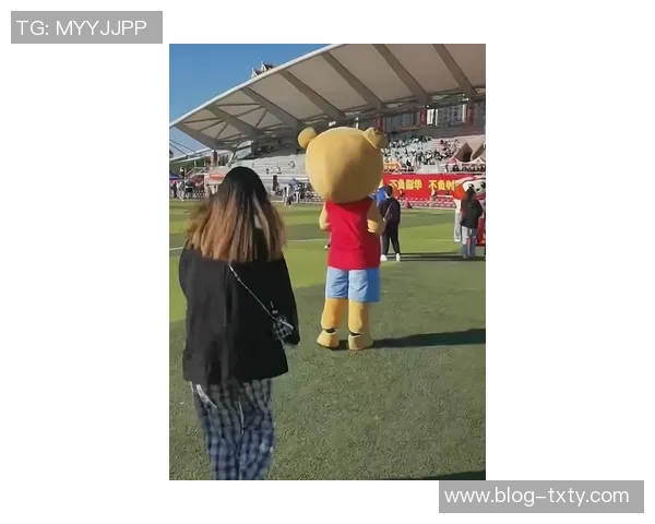 裸奔女郎19年后华丽转身成飞行员引发热议